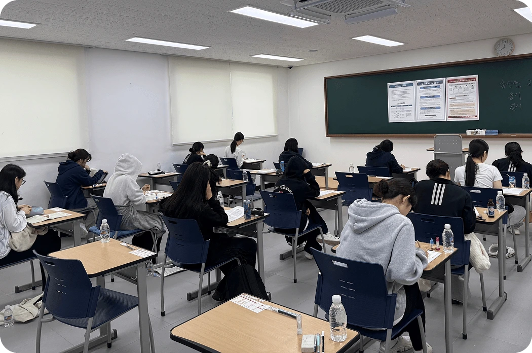 잇올 기숙학원 학습관에서 자습 중인 학생들